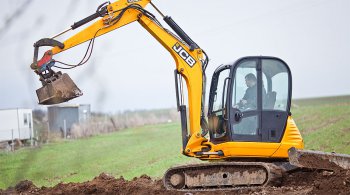 Výkopové-práce---JCB-8055---bočný-pohľad Výkopové-práce---JCB-8055---bočný-pohľad