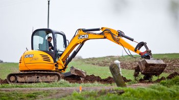 Báger-JCB-8055-pri-práci Báger-JCB-8055-pri-práci