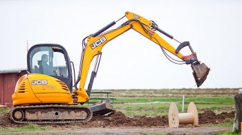 Báger-JCB-8055-pri-práci-senohrad Báger-JCB-8055-pri-práci-senohrad